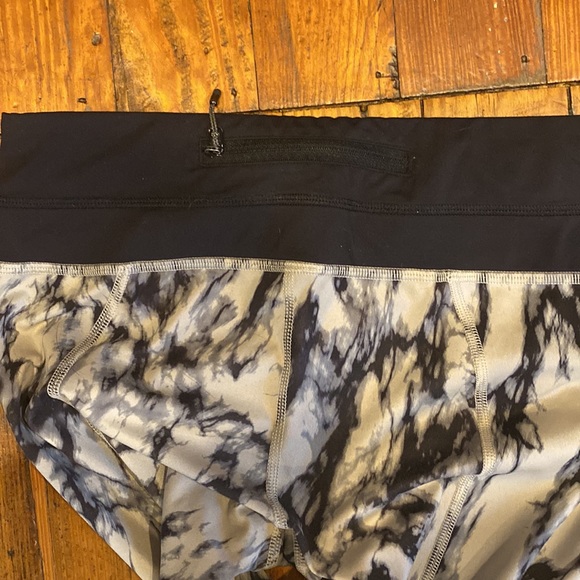 lululemon Inspire Crops II Granite Marble pattern - Picture 4 of 5